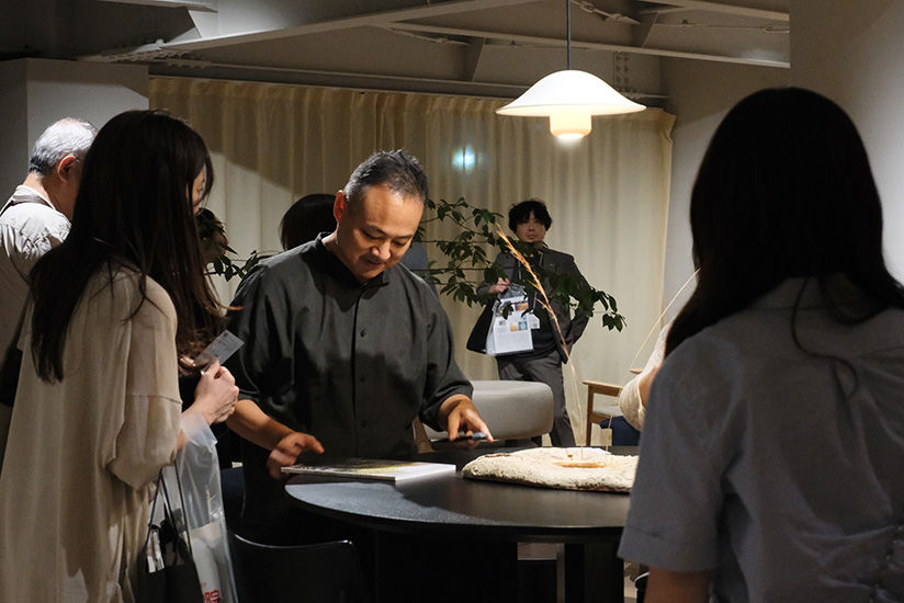 サインする芦沢さん