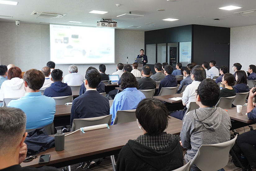 発表を聞く社員たち