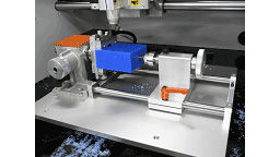 材料を回転させ多面加工に対応