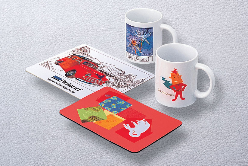 マウスパッドやマグカップなどの記念品も１点から製作可能