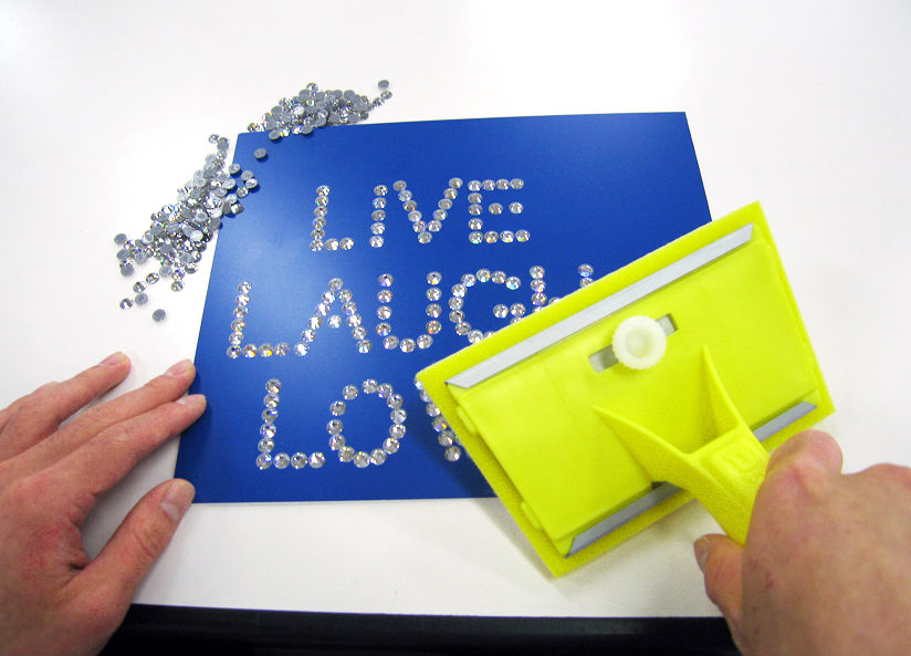 版にラインストーンを埋める