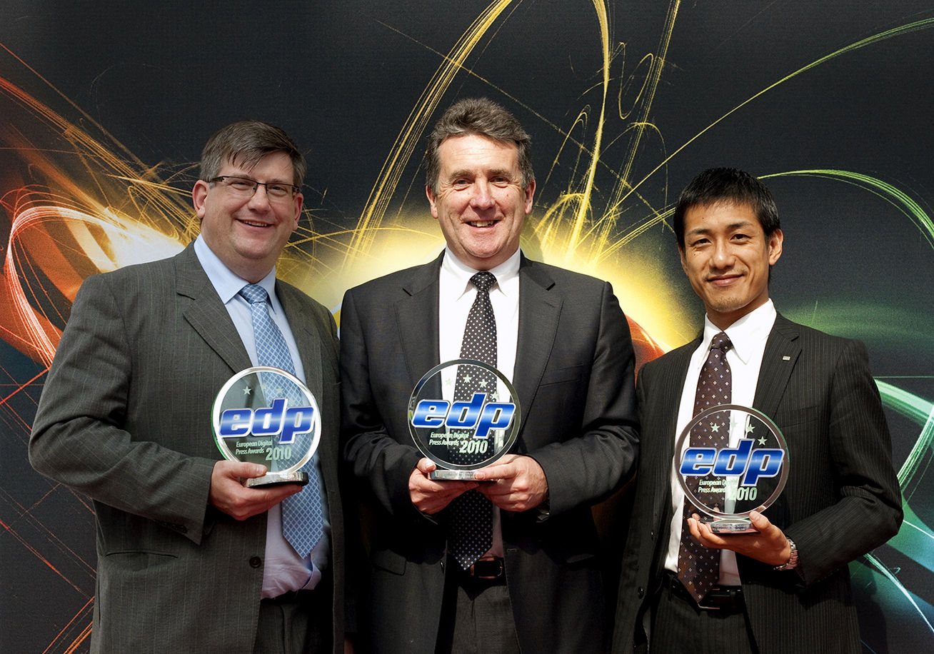 At the Award Ceremony: (from left to right) Brett Newman, Director of Roland DG UK, Jerry Davis, Managing Director of Roland DG UK, and Kohei Tanabe, Manager of Roland DG Corporation.