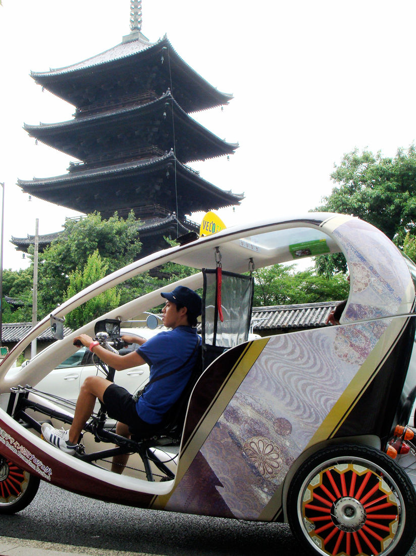 メタリック印刷した「ベロタクシー」が京都市内を走行した当日の様子