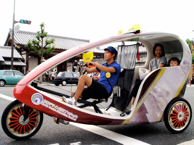 メタリック印刷した「ベロタクシー」が京都市内を走行した当日の様子