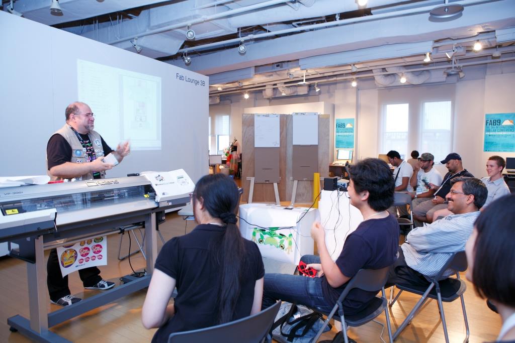 Print&Cut機を使用した当社主催ワークショップの様子(FAB9)