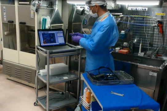 デジタルマニュアルに沿って 医療器具の分解・洗浄作業を行う (浜松医科大学医学部附属病院中央診療施設材料部)