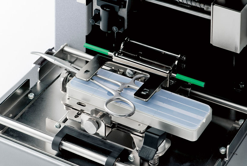 ピンチングバイスに鉗子をセットした状態