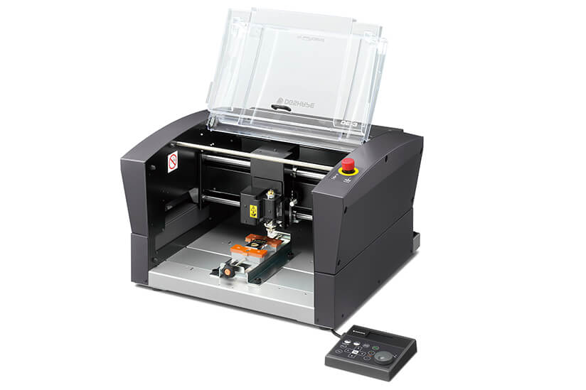 An optional center vise increases the available materials that can be engraved