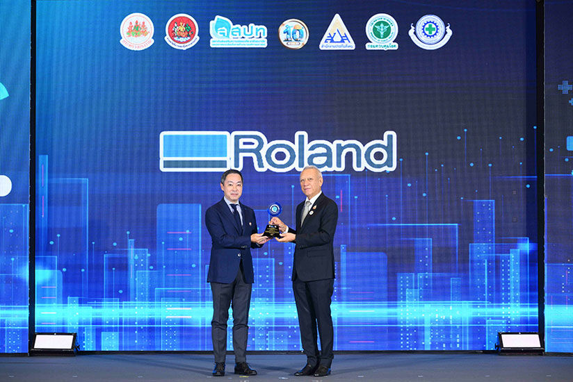 受賞記念品を受け取る社長の江間