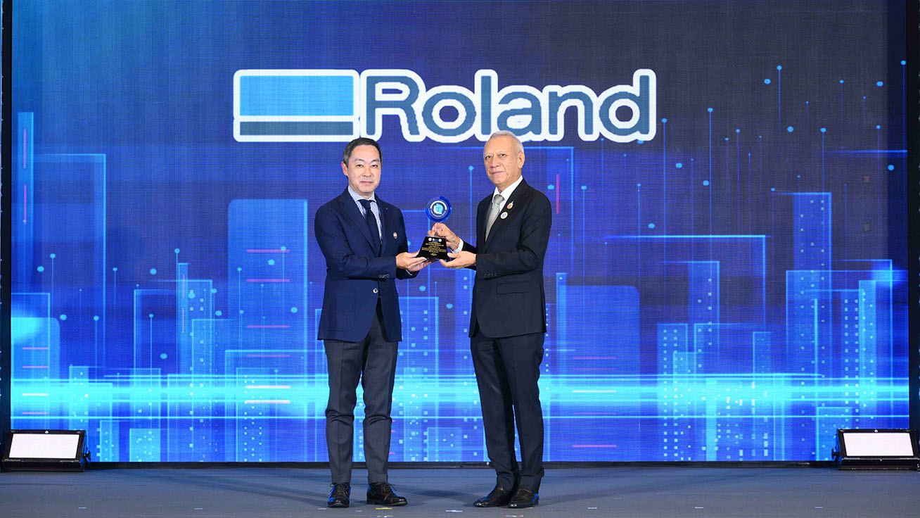 DGT President Hiroaki Ema receiving the trophy