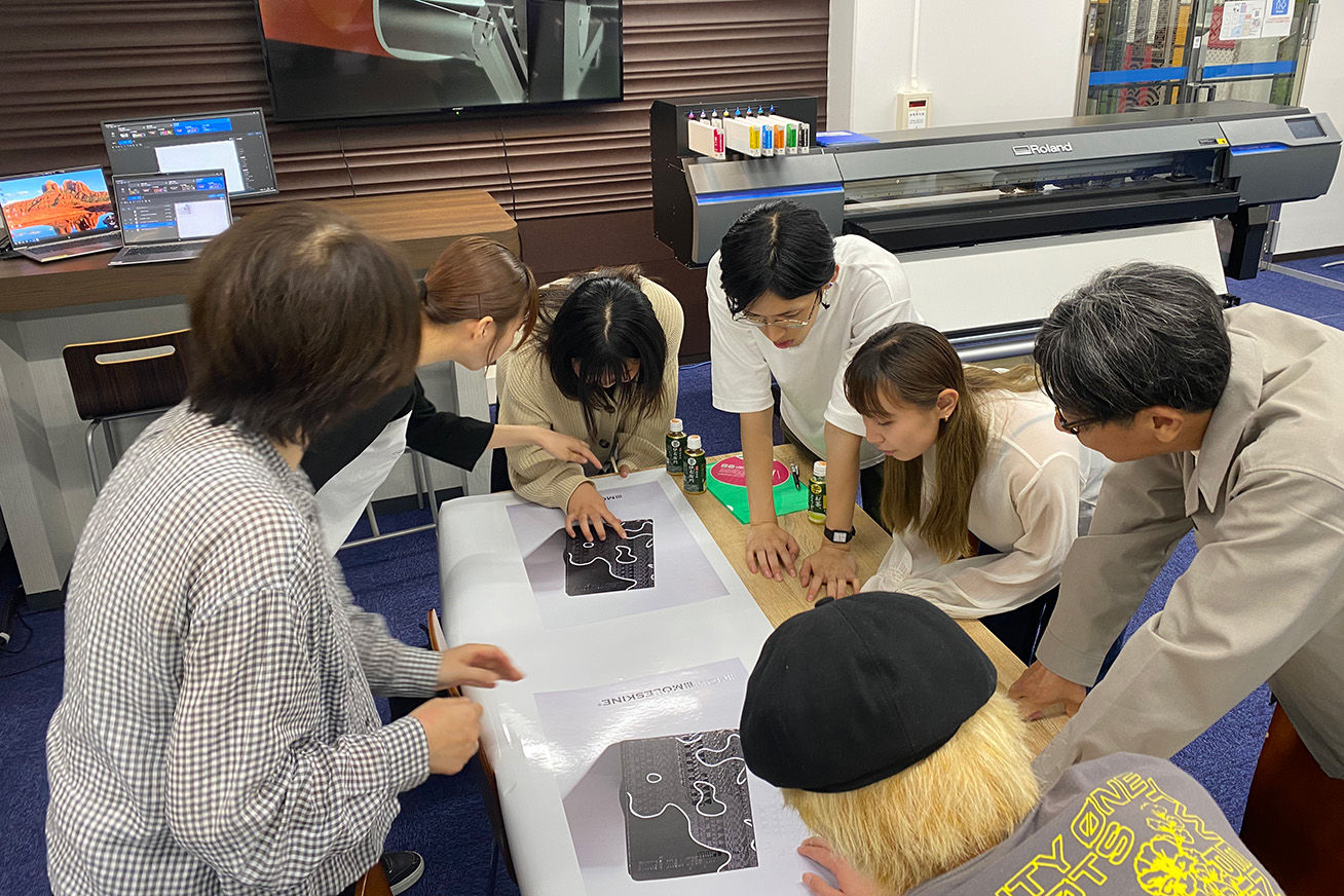 Students meeting at the Roland DG Creative Center in Osaka