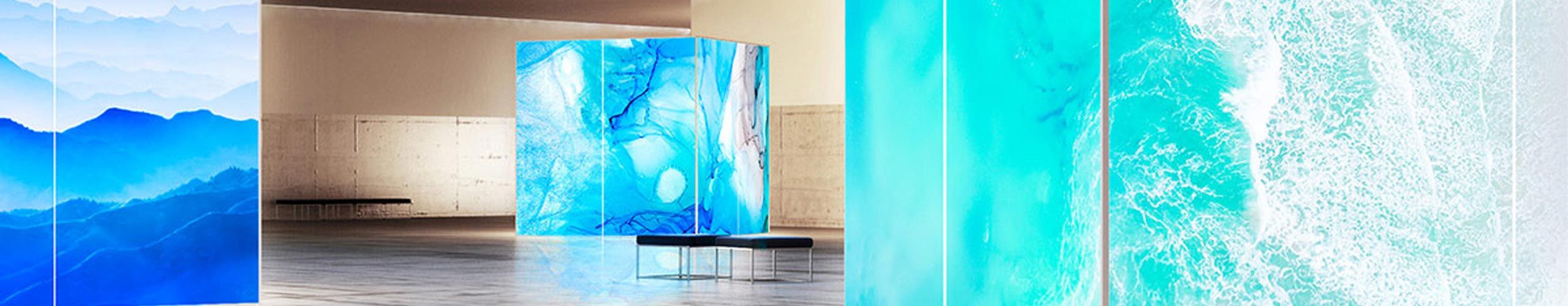 Backlit graphics in a gallery