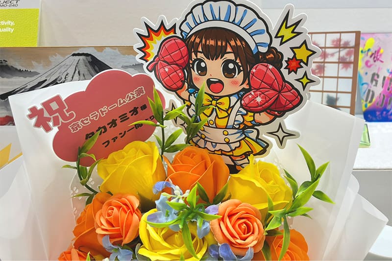 フラワースタンドなどの祝い花に添えるパネル（スチレンボードに印刷しフラットベッドカッティングでカットしたもの）