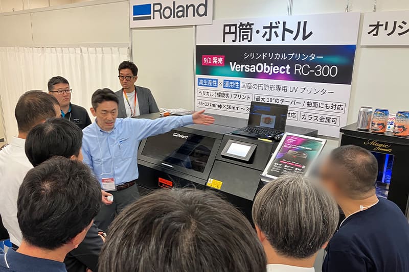 人だかりができたシリンドリカルプリンター「VersaObject RC-300」