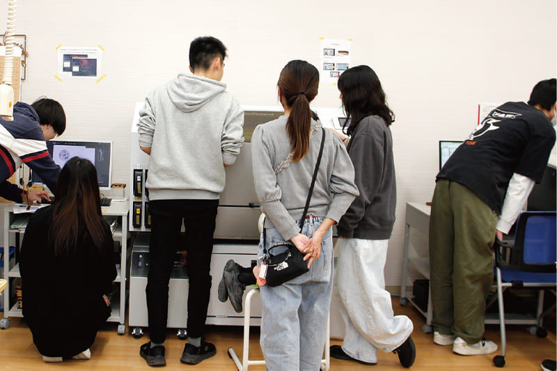 イベントなどの企画やものづくりのサポートまで、地元の学生スタッフが行っている