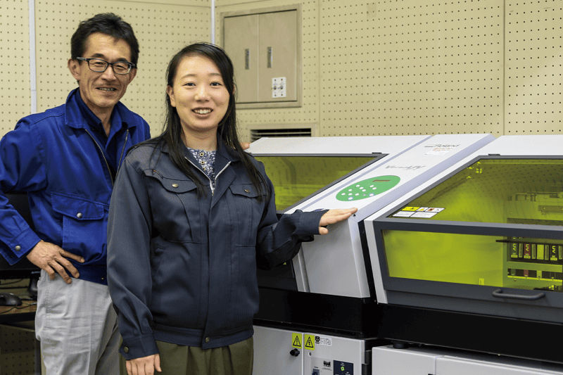 情報技術科 教諭 新井 敏雄 様 講師(実習担当) 雨宮 麻由 様