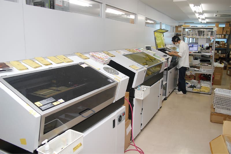 本社に並ぶLEFシリーズ。スマホケースの製造時には、江川社長自らが商品設計をおこなう。