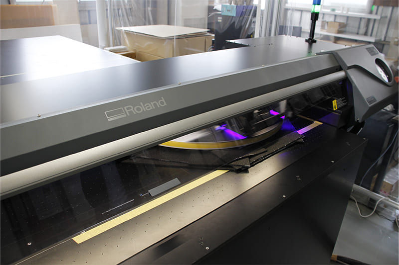 塗装＋UVプリントでデジタル加飾を実現
