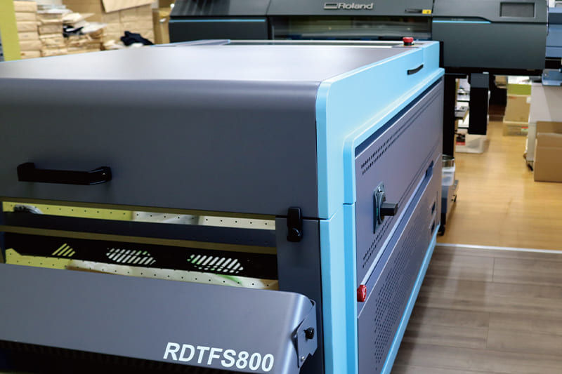 プリンターとシェイカーでウエアプリント事業拡大