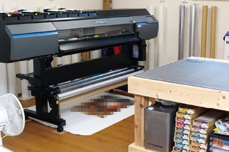 デザインの多様化、シートのカス取り作業の手間を考え、DTFプリンターを検討