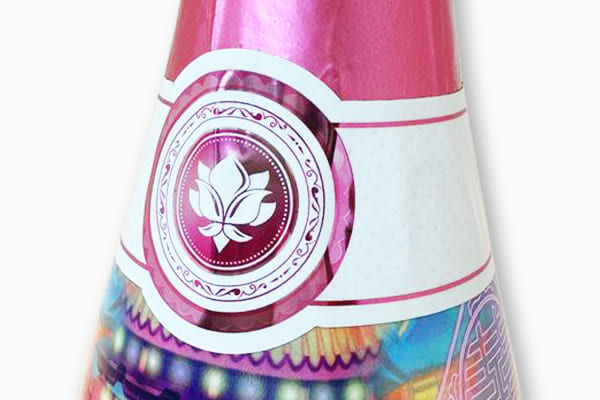 プリント＆カット機能でネックシールも内製化