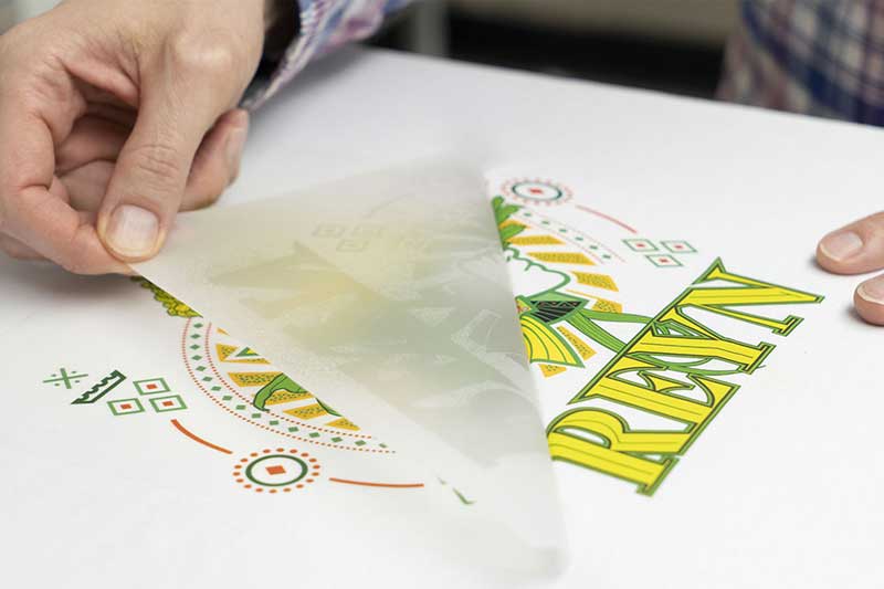 Thiết kế ép nhiệt vào vải của bạn và loại bỏ lớp nền phim.