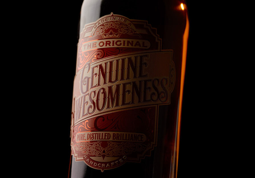 Genuine Awesome이라고 금색으로 쓰여진 진한 빨간색 라벨이 붙은 병을 닫으세요.