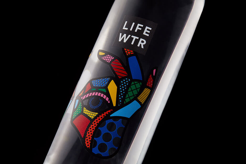 Life Wtr 병과 다채로운 라벨을 닫습니다.