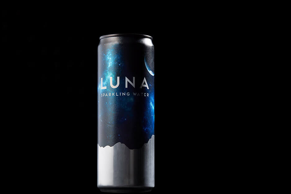 검정색, 파란색, 은색 라벨에 Luna가 인쇄된 은색 캔입니다.