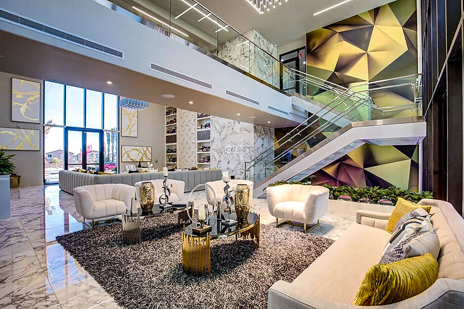 Roland DG 대형 포맷 프린터/커터를 사용하여 인쇄한 다채로운 2층 벽 그래픽이 있는 회사 로비.