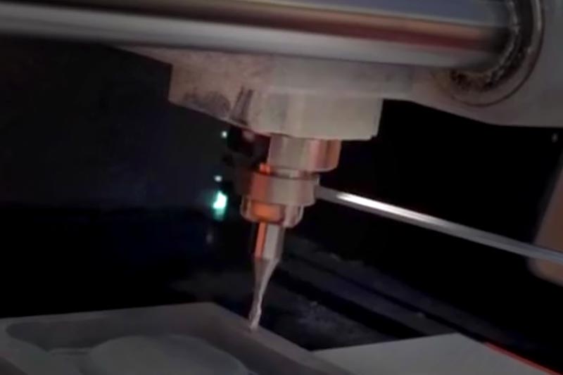 Sistema de pinça independente da fresadora compacta SRM-20 para fresamento eficiente