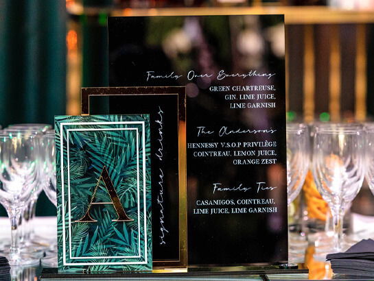 Menu bar bertema keluarga di atas segalanya dicetak langsung di akrilik