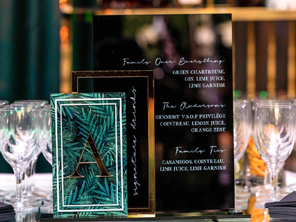 "가족이 모든 것보다 우선"이라는 주제로 아크릴로 맞춤 인쇄된 바 메뉴