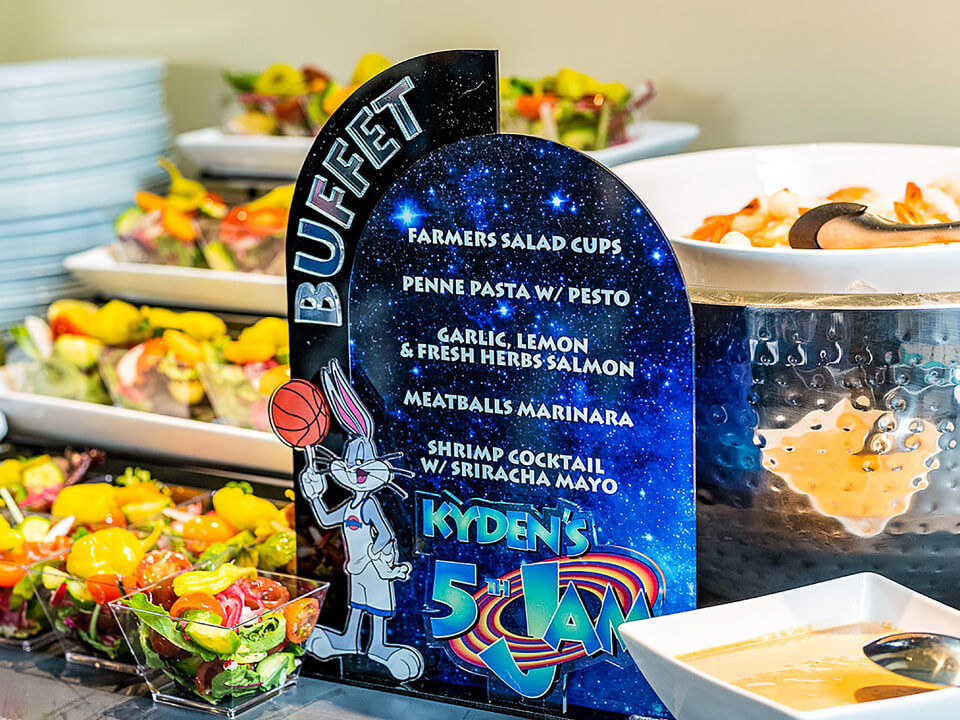 Menu cetak khusus pada akrilik dengan tema Space Jam.