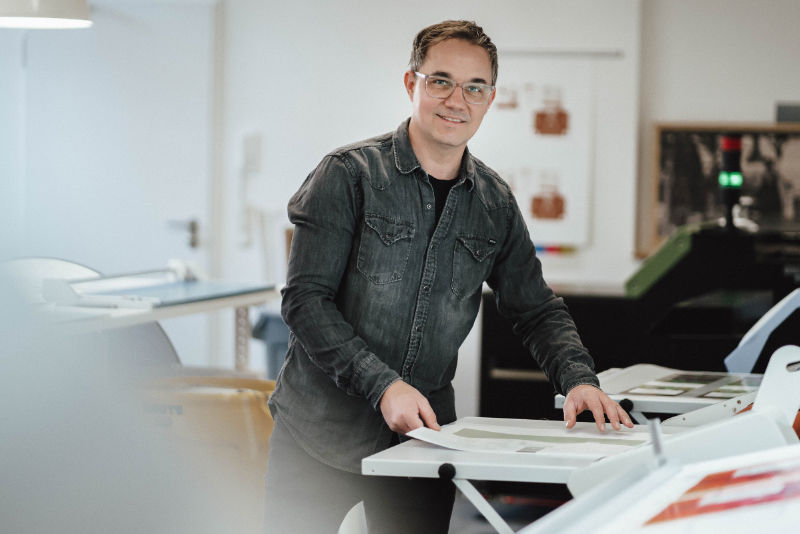 Ron Süßmann sedang bekerja di mockupz.de