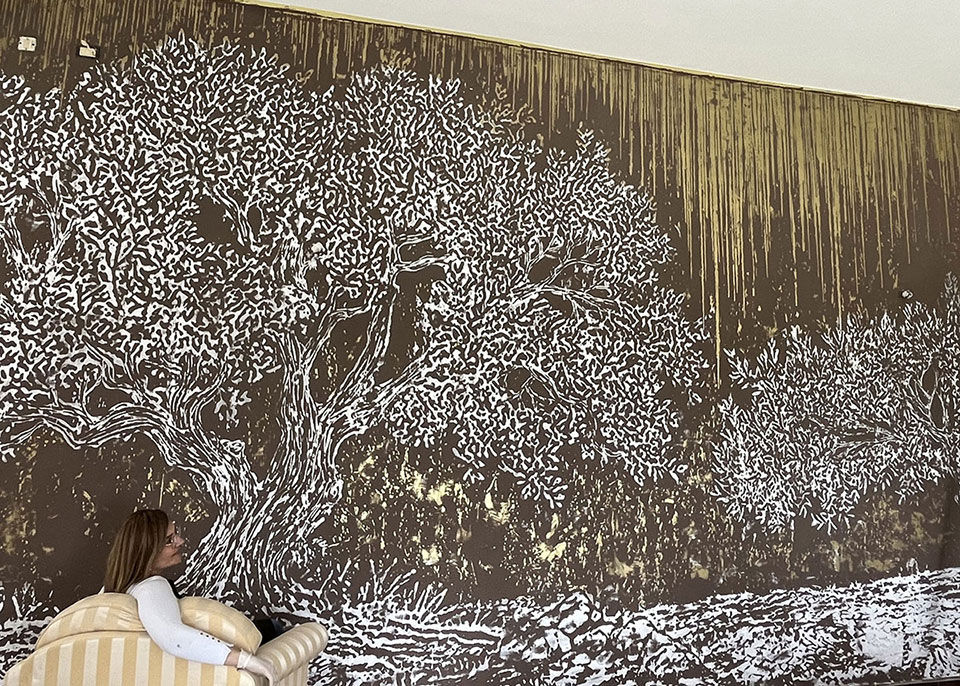 An embossed wall covering with DIMENSE DA-640