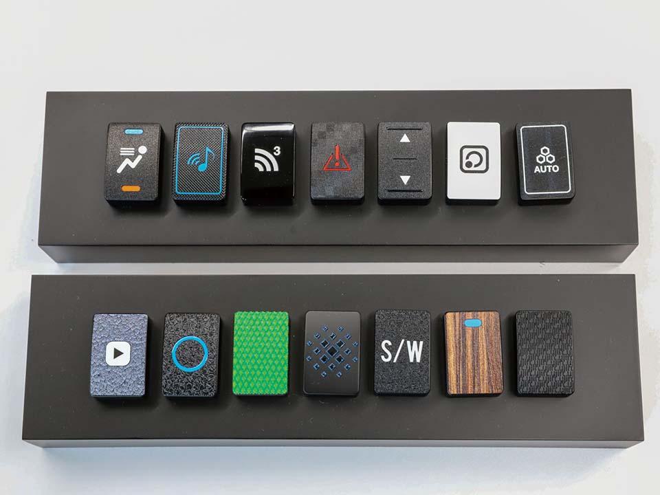 यू-जिन -Roland DG के एलईएफ प्रिंटर के सामने यू-जिन क्रू को दिखाती छवि