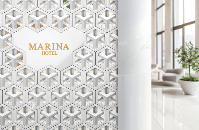 Décoration d'entrée unique avec le nom de l'hôtel