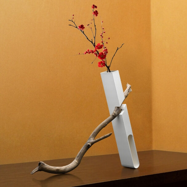 Vase de forme unique intégré au bois naturel