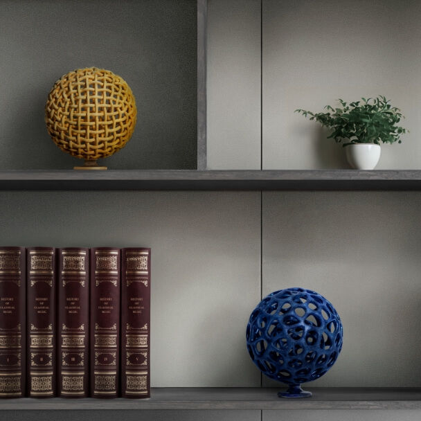 Objets sphériques à motifs de filet jaune et bleu