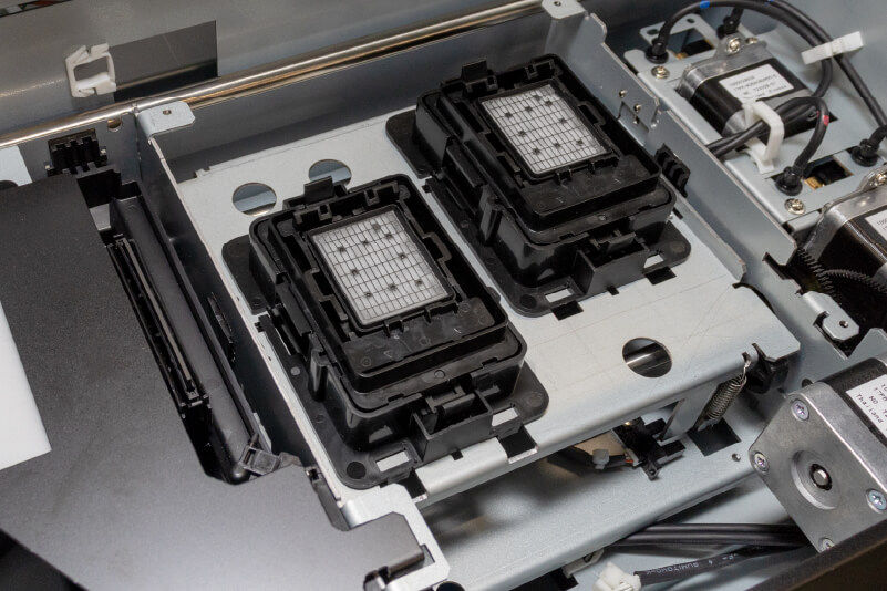 รูปภาพแสดง DGXPRESS ER-642 จาก Roland DG ที่แสดงเทคโนโลยีที่เน้นคุณสมบัติประสิทธิภาพสูงของรุ่นนี้