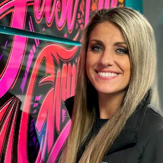 Lindsay Theisen, Grafik yang Luar Biasa